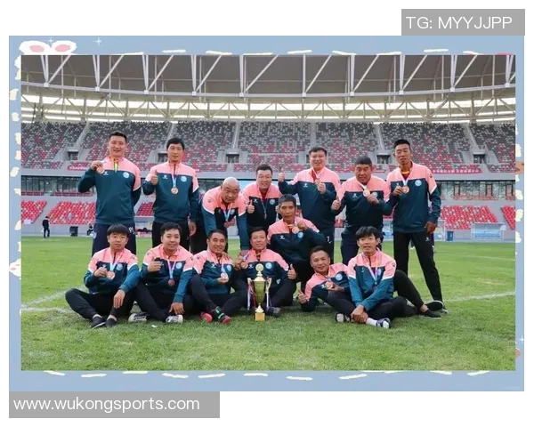 高峰：从草根到顶尖足球运动员的拼搏之路与辉煌成就